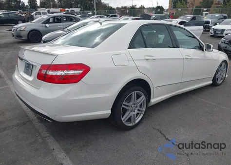 2010 Mercedes-Benz E 350 z USA, uszkodzony, nr VIN WDDHF5GB8AA077108